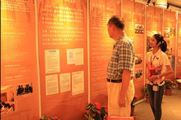 校史展览解说员志愿者为嘉宾解说.jpg