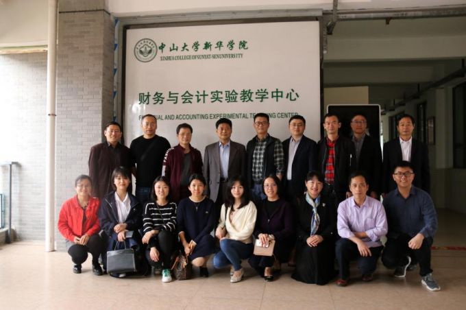 新华学院合照.jpg
