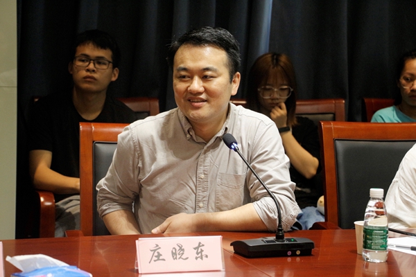 2庄教授与现场师生探讨交流.jpg