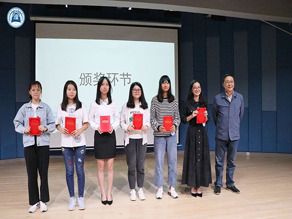 嘉宾与获奖选手合影留念.jpg