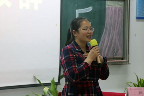 李葡阳老师讲话.JPG