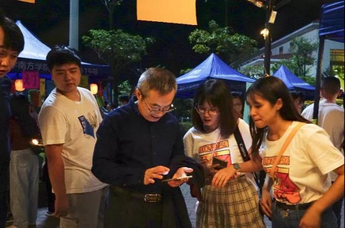 陈主任参观1.jpg