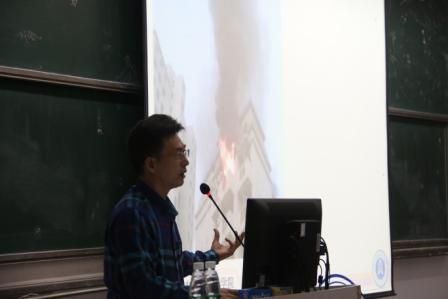 2016.11.06商学院安全教育活动朱老师发言的照片 (2).JPG