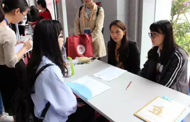 招聘会现场.jpg