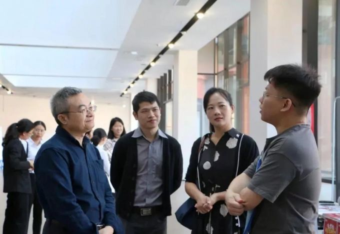 陈主任和老师们在给同学们提意见.jpg