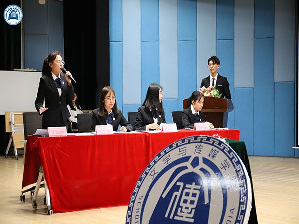正方四辩.jpg