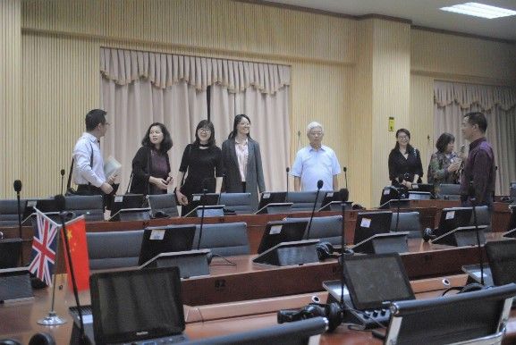 3-参观实验室.jpg