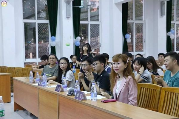现场评委和观众.jpg