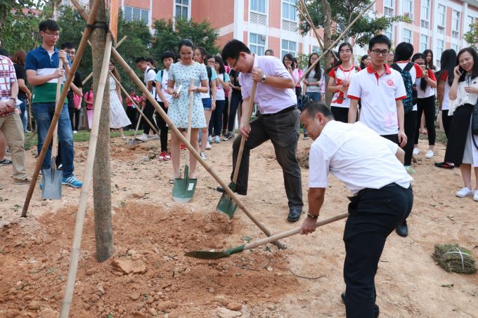 会计学院老师校友正在进行培土.JPG