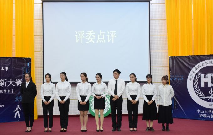 5叶老师点评小组.JPG