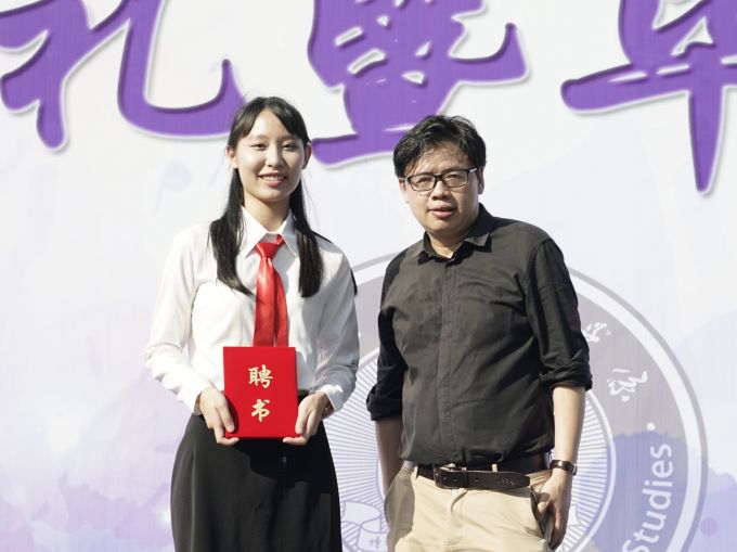 丁主任为分会会长授予聘书.jpg