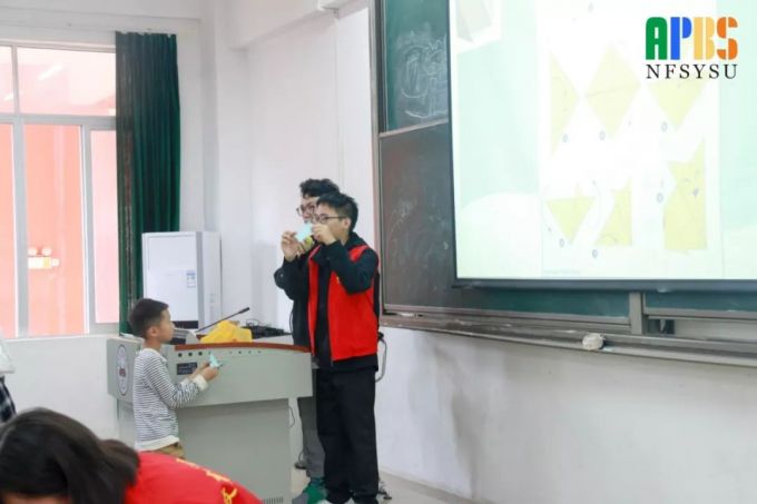 5志愿者在教学.jpg