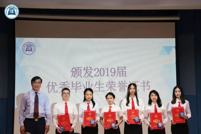 颁发荣誉证书.webp.jpg