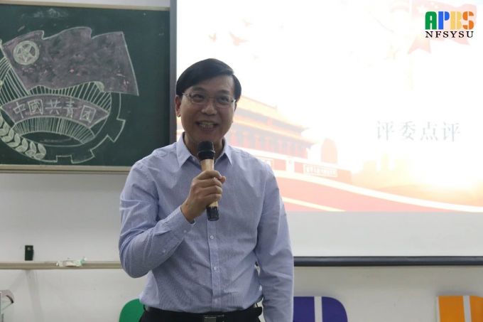 黄教授.jpg