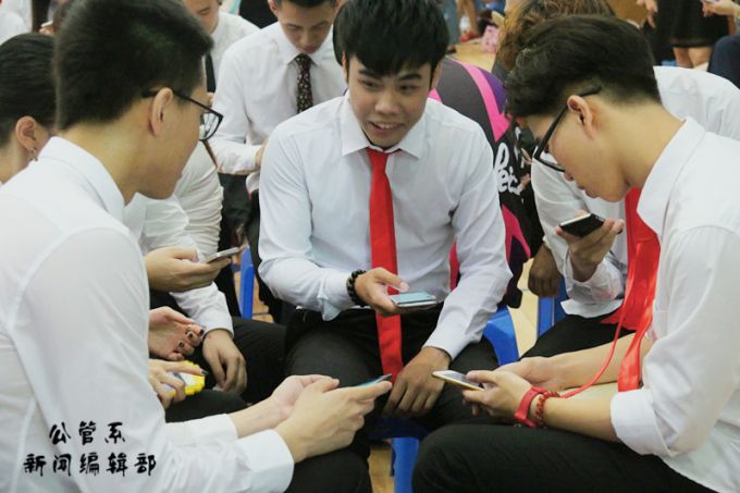同学们纷纷抢红包.jpg