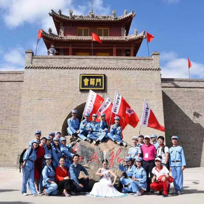 甘肃会宁会师门前代表团留影.jpg