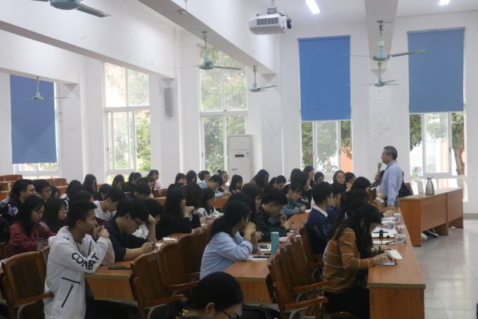 2陈天祥老师讲授.JPG