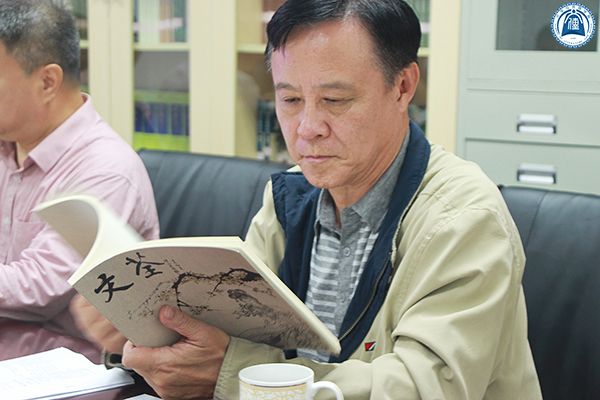 企业家庄达翻阅《文荃》.jpg