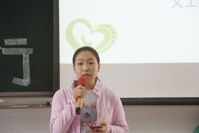 2义工负责人张卓文宣讲.JPG