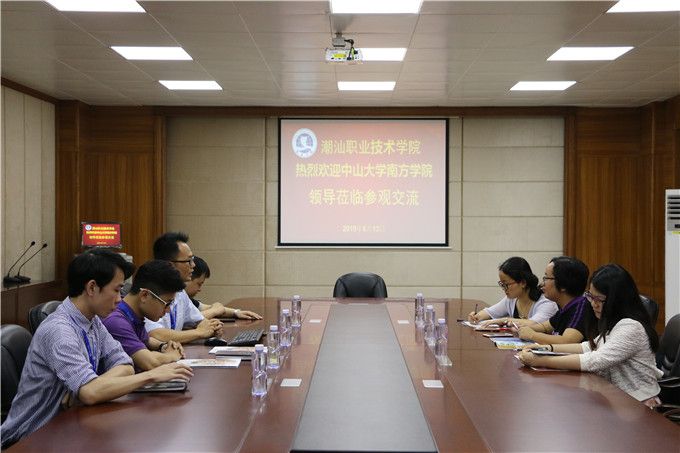 10优秀党务助理颁奖.jpg