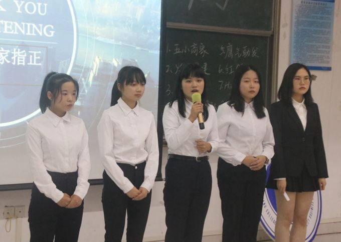 鹰气勃发队答辩.jpg