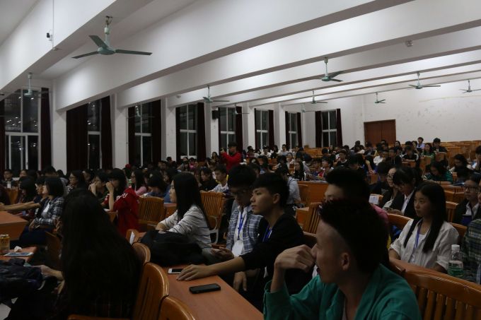 2016.11.06商学院安全教育活动大会的照片 (2).jpg