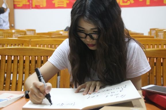 留言册上签字.JPG