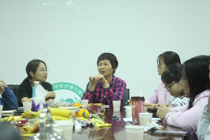 张老师在讲解.jpg