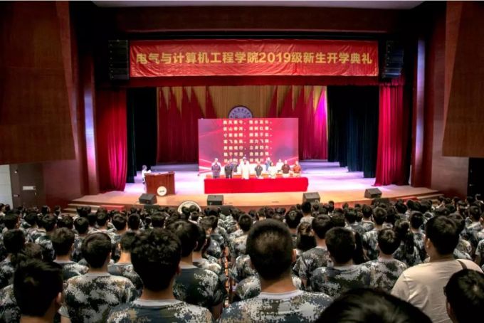 8奏唱校歌.jpg