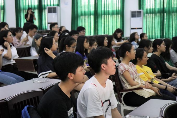 领读员聆听会议.JPG
