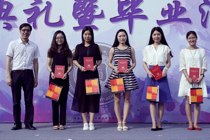 黄院为优秀教师颁奖.jpg