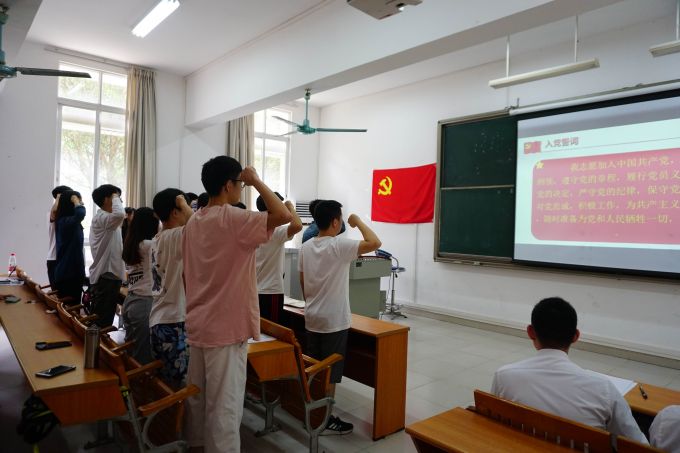 图1.电气支部重温入党宣誓.jpg