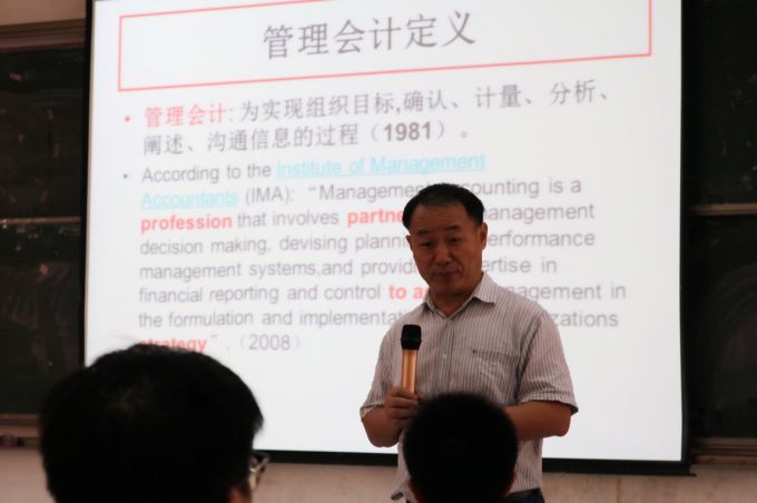 夏教授讲座现场2.png