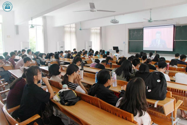 观看十九大开幕会.png