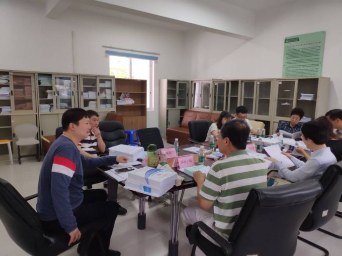 2、学生代表全程参与评标会议.jpg
