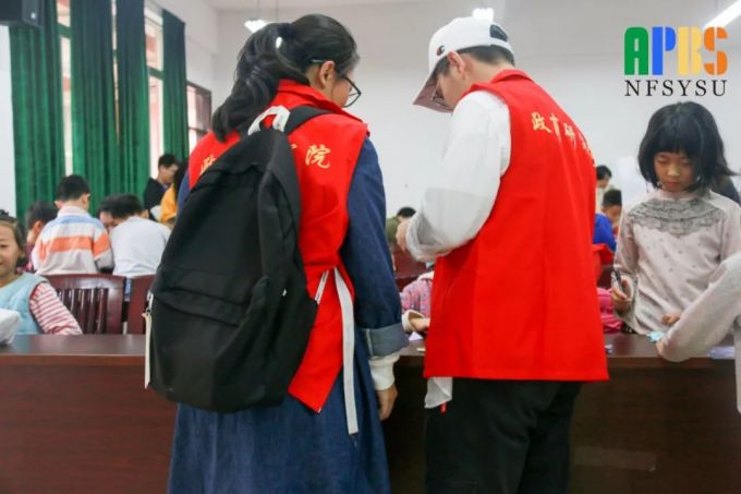 7志愿者在进行活动.jpg
