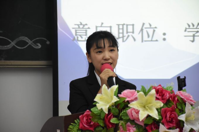 2016.11.4商学院第一次学团委学生会双代会候选人演讲的照片 (1).jpg