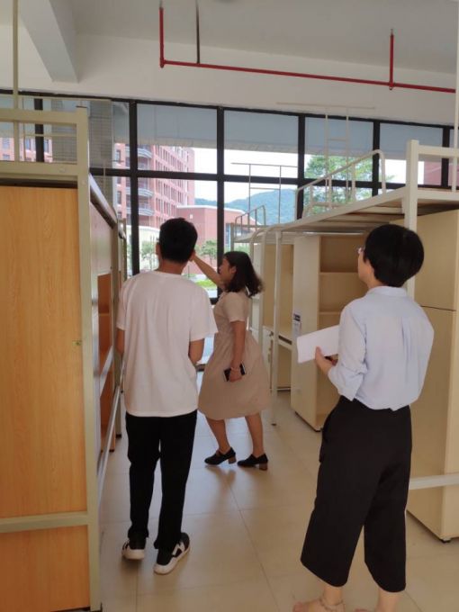 1、学生代表在认真的挑选样品.jpg