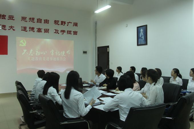 观看录像片1.JPG