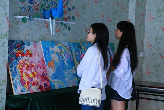 参观者欣赏装饰绘画.JPG