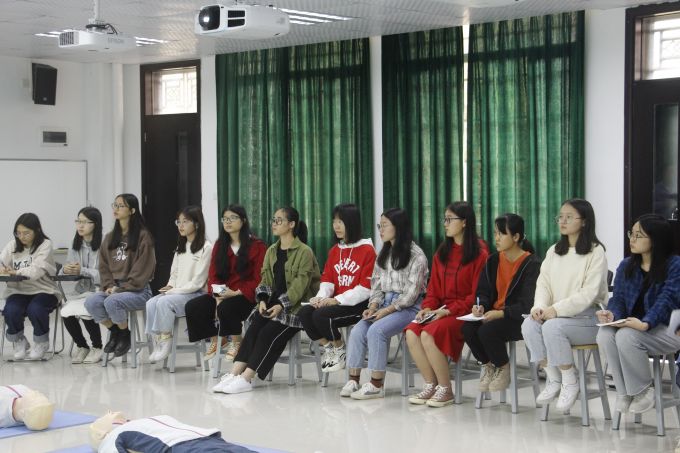 同学们认真听讲.JPG